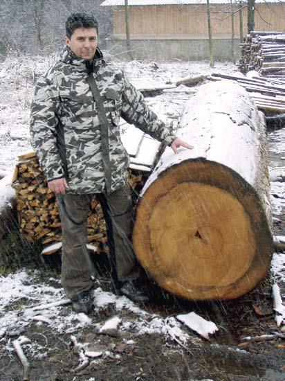 MATERIÁL NA VÝROBU ŠINDELŮ 10 naopak nedoporučují a neprovádějí, neboť jejich následná oprava je náročná z hlediska čištění, navíc lazury často činí šindele vodě málo propustnými a hůře vysychají.