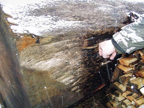 13 MATERIÁL NA VÝROBU ŠINDELŮ Při vizuálním posouzení se zaměřujeme především na posouzení: a) letokruhů kmene souměrnost letokruhů na řezu (+): vysoká pravděpodobnost stejnosti prvků (šindelů).