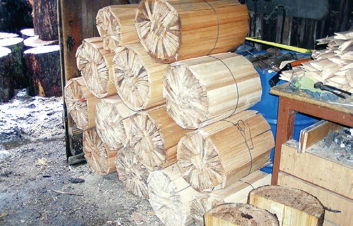 21 MONTÁŽ Montáž Dodávka a příprava k montáži a stavební připravenost Šindele se dodávají a přepravují na stavbu v množství (kruhové balíky) dle potřeby k provedení pokrývačských prací s přibližnou
