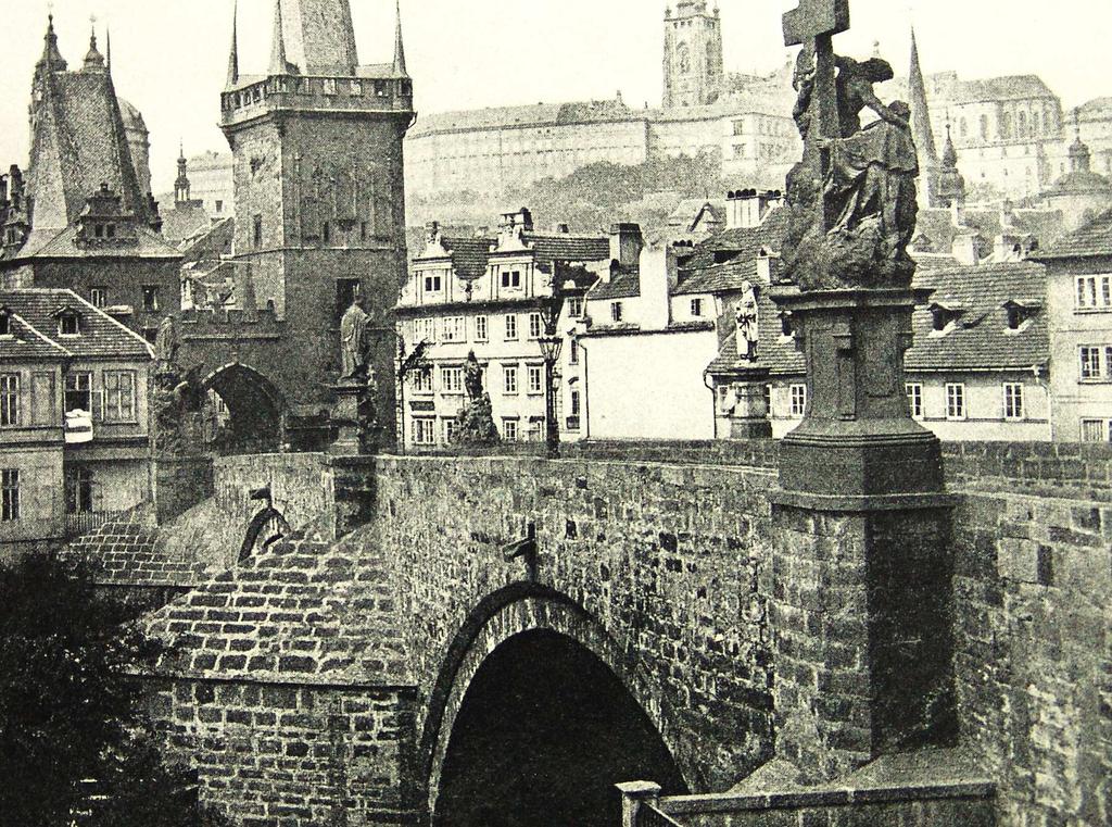 3. V průběhu 19. století byl most výrazně upravován a to jak jeho plášť, tak i věže. Detailní pohled na 13.