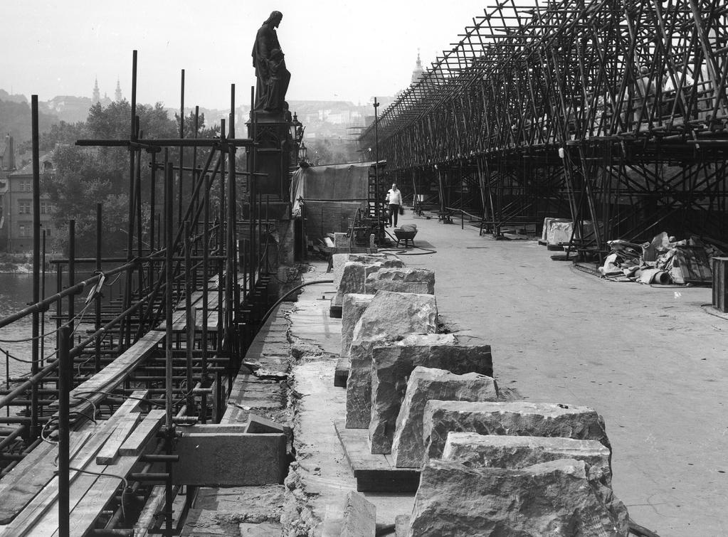 7. Na současném stavu mostu se zcela zásadně podepsala poslední prováděná oprava z let 1966 1975.