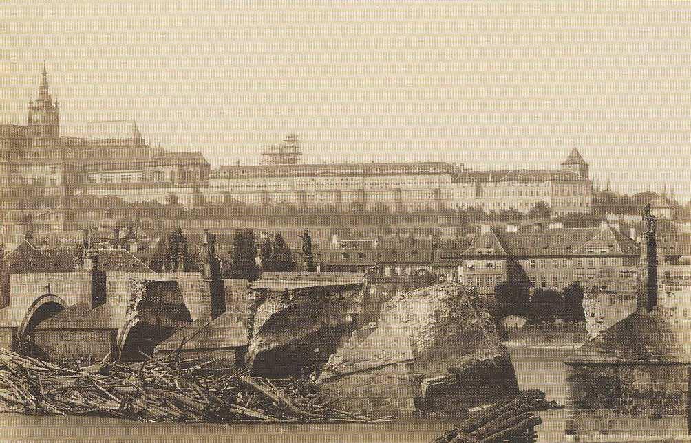 9. Tragickou událostí v historii Karlova mostu bylo zřícení třech oblouků při povodni v roce 1890.