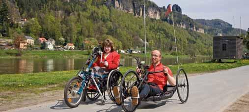 Nationalparkregion ächsisch-böhmische chweiz Mit dem Fahrradbus auf den Berg Cyklobusem na kopec Barrierefrei unterwegs Na cestách bez bariér Bis zu 20 Räder haben auf den Hängern Platz Neben dem