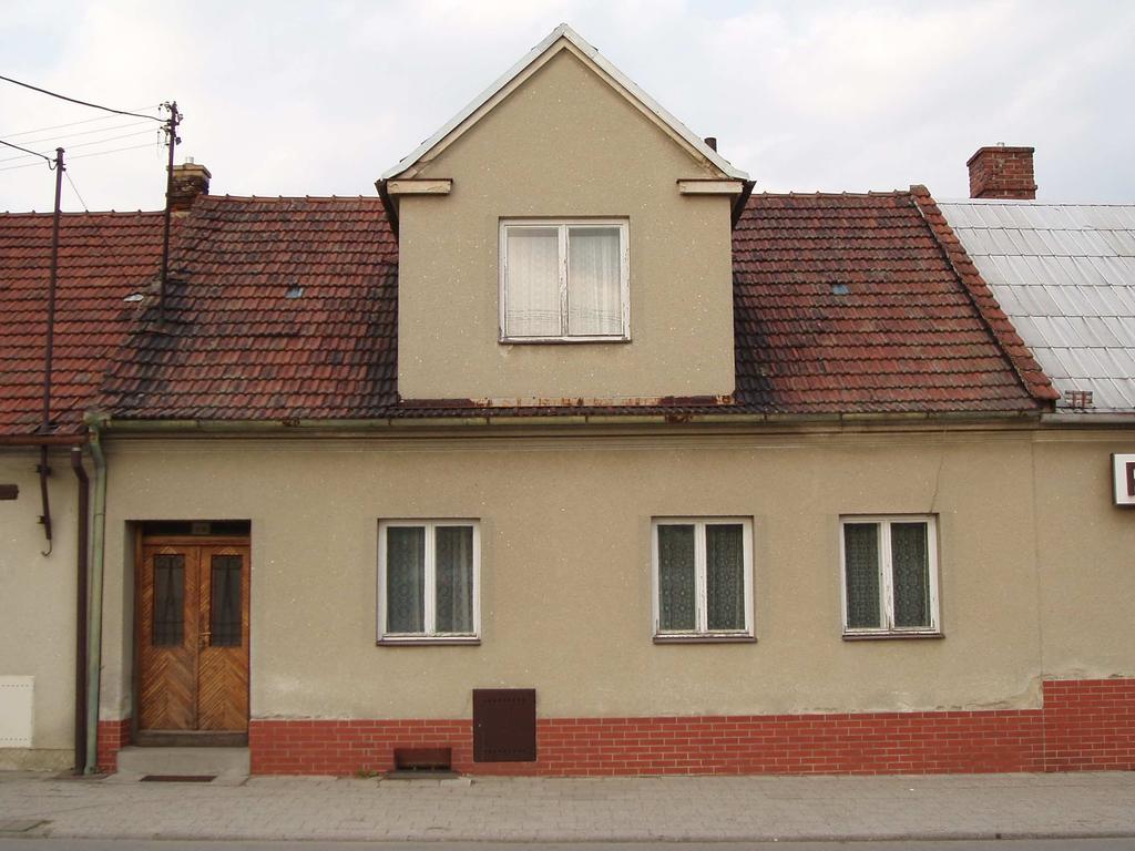 4.2.2. Současný stav Od převzetí nemovitosti je dům neobýván. Jsou na něm prováděny základní potřebné údržbářské práce. V zimním období je částečně temperován. obr. 2.