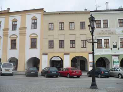 Rekonstrukce zahrnovala i vybudování nového bytového jádra. Linka včetně spotřebičů a vestavěné skříně v chodbě jsou v ceně bytu.