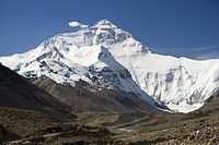Změřit nejvyšší horu světa není vůbec jednoduché. Bez přehánění lze říct, že se její výška neustále mění. Od poloviny minulého století se údaje o výšce Everestu změnili o více jak třicet metrů.