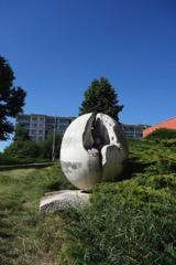 Kurt Gebauer: Rybník, 1989, bronz, kámen,
