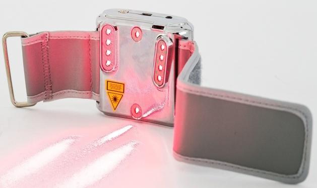 Velmi dobrým příkladem jsou nové laserové hodinky, které na jedné straně provádí laserovou akupunkturu [1] a ozáření laserem v krvi [1], v oblasti zápěstí paralelně, a na druhé straně, představuje