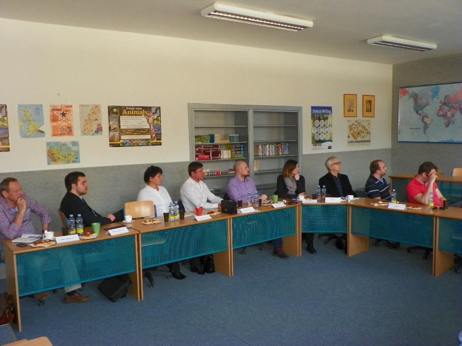 Ředitel školy informoval účastníky o nabízených oborech školy, o počtech studujících žáků v jednotlivých ročnících, o přípravě přijímacího řízení a maturitních zkoušek, o proběhlých a připravovaných