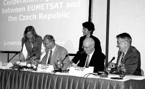 Podpis smlouvy o přistoupení České republiky k organizaci EUMETSAT. Zleva ministr životního prostředí L. Ambrozek, generální ředitel EUMET- SAT T. Mohr a ředitel ČHMÚ I. Obrusník.