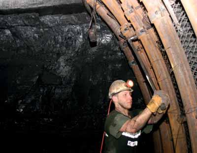 porubní fronty STONAVA Důlní závod 2 těží od podzimu loňského roku ve spojených slojích Natan a Max ve II. a III. kře v ostravském souvrství jedno z nejkvalitnějších koksovatelných uhlí v revíru OKD.