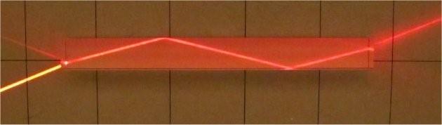 Provedení pokusu varianta 3: Pokud ve škole seženete laserovou optickou soupravu (možná ji mají v kabinetu fyziky), můžete s ní demonstrovat princip optického vlákna tak, jak vidíte na fotografii.
