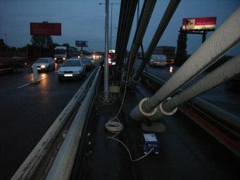 nasledujícími vlastními frekvencemi a umožuje tak výpoet kabelových sil. Proces vyhodnocení vyžaduje pouze následující vstupní data: geometrii a specifikaci kabel.