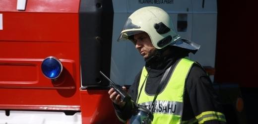 Okrskové cvičení v Komárově Cvičení okrsku Komárov na téma Dálková doprava vody hadicemi se uskutečnilo v neděli 6.května v Komárově. Sraz všech účastníků cvičení byl stanoven na 9.