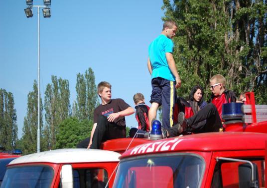 OKRESNÍ KOLO V POŽÁRNÍM SPORTU Hasiči a hasičky se utkali v okresním kole požárního sportu v Hořovicích na fotbalovém stadionu 26. května. Prezence všech účastníků soutěže byla stanovena 7.00 7.