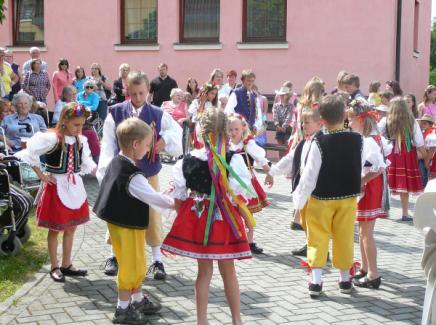 Vystoupení v Domově Na Výsluní Hořovice Nejmenší májovníci dostali letos opět pozvání z Domova Na Výsluní Hořovice, aby přijeli zatančili českou besedu obyvatelům domova.