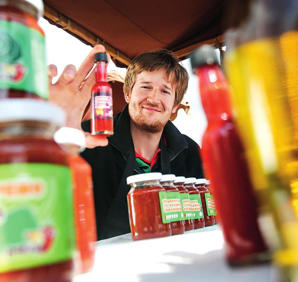 P Ř Í B Ě H ÚSPĚCHU Nejpikantnější byznys na světě Z nejpálivějších chilli papriček vyrábí česká firma Palíto omáčky ostré jako břitva 28 l Profit Šěstadvacetiletý Daniel Všetečka rozjel svůj
