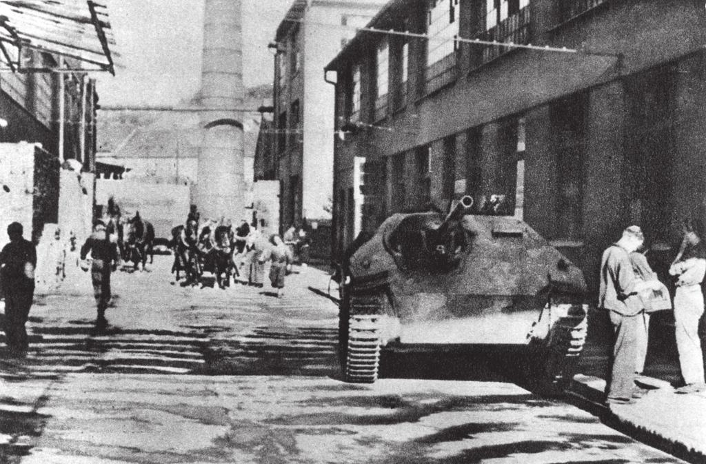 Tankový stihač JPz 38 Hetzer samostatného protiletadlového-protitankového oddílu před sídlem štábu 1.
