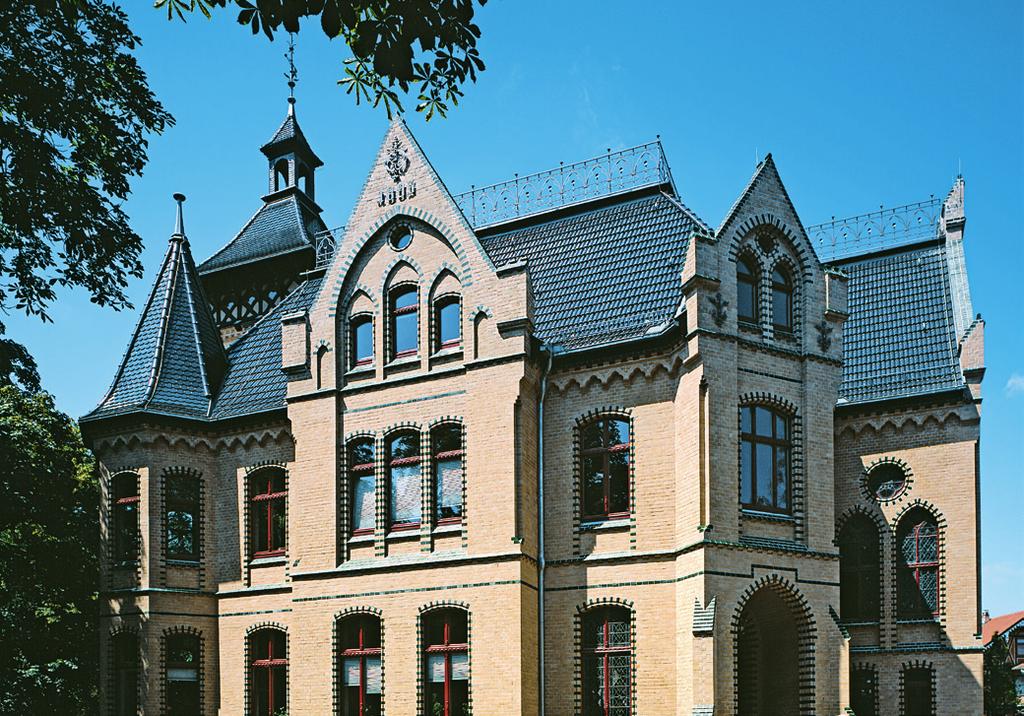 Minimální možný sklon pro skládanou střešní krytinu při provedení nejvyššího stupně těsnosti je 10.