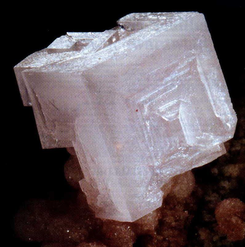 HALIT NaCl Symetrie: kubická Forma výskytu: Krystaly jsou převážně kubické.