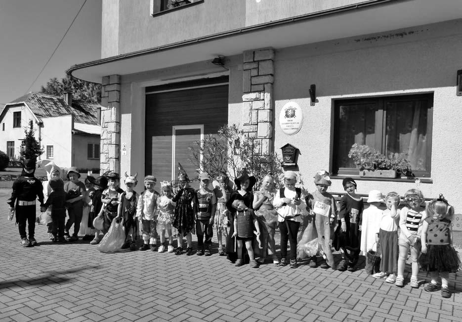Akce pro děti Oslava Dne matek s přáním a sladkým dárkem pro maminky Rej čarodějnic den v maskách Čistění studánek, hry v lese přírodovědné vycházky do lesa (ekologie) Plavecký výcvik pro předškoláky