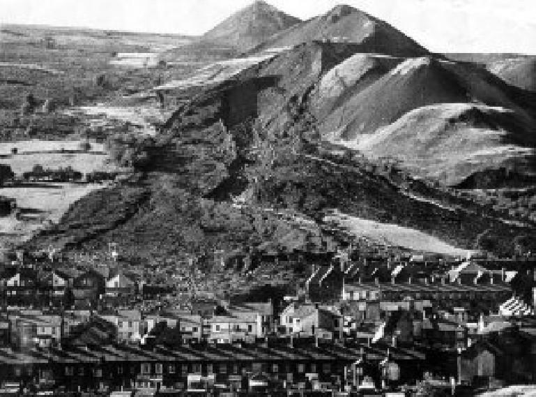 Bahenní proudy oblast Kavkazu (sely), Krkonoše mury, Klasický příklad Aberfan ve Walesu, haldy nad městem na svahu o sklonu 13o, mnoho pramenů, halda č.