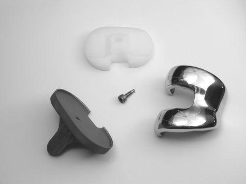 První, tzv. geometrické typy implantátů, které nedostatečně respektovaly skutečný anatomický tvar a fyziologický pohyb kolena byly v 70. letech nahrazeny tzv. anatomickými kondylárními náhradami.