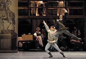 románu bylo třeba přizpůsobit povaze tanečního představení, říká kanadský choreograf inscenace Paul Chalmer, který je také autorem scénického návrhu.