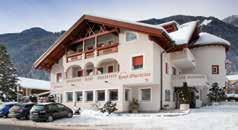 Hotel Oberleiter *** v Uttenheimu Popis a poloha: rodinný hotel leží v centru Uttenheimu, cca 9 km od lyžařského střediska Kronplatz, skibus (za poplatek) staví cca 50 m od hotelu.