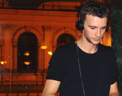 DJ Alegs / hip hop, funk, deephouse / Hlavní nádraží / 16.00 hodin Tanečník souboru ND Laterny magiky a lektor ROXTON Dance School.