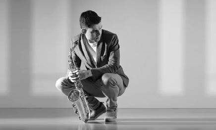 Nadšený tančící bubeník působící v kapelách Cocktailové a Jefferson, spojí svůj um s DJ Alegs v rytmu Hip-hop a Funky. Hudbu tvoříme z radosti, Pro radost.