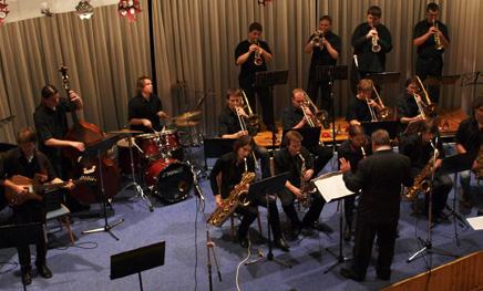 Několikrát například vystupoval s trumpetistou Lacem Deczim a jeho kapelou Celulou New York. THE AMPLIFIED ACOUSTIC BAND (GB/CZ) / blues / Hlavní nádraží / 17.