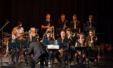 00 hodin Složení: Miroslav Nováček trubka / Martin Houserek trombon / Anežka Urbanová tenor saxofon, baryton saxofon / Kryštof Danczi alt saxofon / Dalimil Smrž piano / Daniel Heřman el.