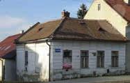 Přízemí může být využito jako samostatná bytová jednotka. V prvním patře je obývací pokoj s krbem, kuchyní, ložnice, šatna, koupelna s WC a vstup na terasu.
