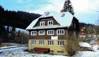 K domu přiléhá pěkná zahrada, sklípek, součástí sklepa je garáž. Objekt je napojen na síť elektro, plynu. Voda je čerpána ze společné studny, přípojka vodovodního řadu je před domem.