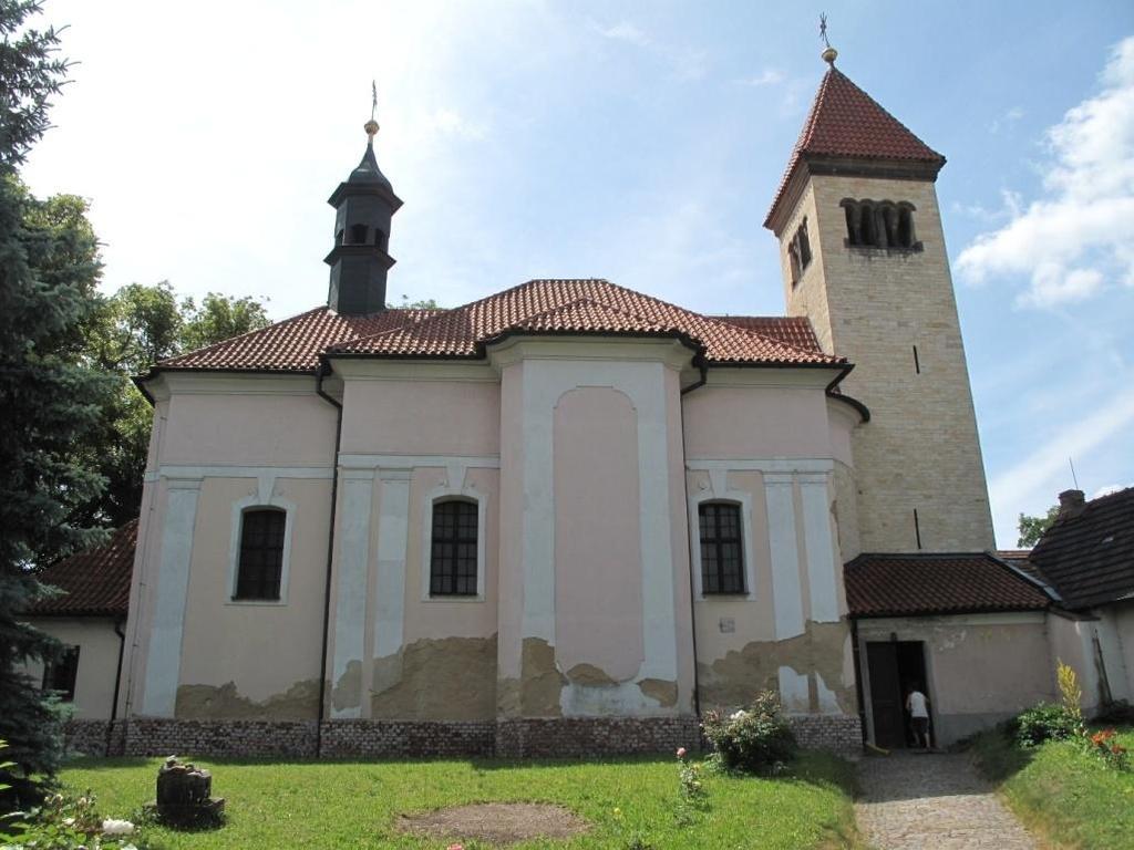 Kostel sv. Petra a Pavla v Praze-Řeporyjích, 1772 58. Praha-Řeporyje, Kostel sv. Petra a Pavla, pohled na severní fasádu. 59.