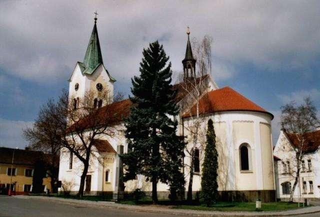 Z náměstí odbočujeme a chvíli hledáme cestu k památníku, pivovaru, hradní restauraci a muzeum Vítek z Prčice Restaurační pivovar je vybudován ve stylu staré doby rodu Vítkovců- tedy románský a