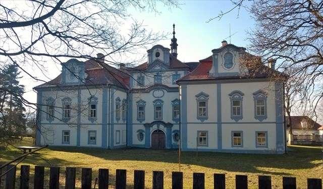 z r. 1389, kdy se připomíná Jaroslav z Přestavlk. Snad až v 16.