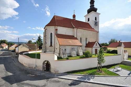 tribunu (dodnes patrným na západní straně věže), tak podzemní chodbou.