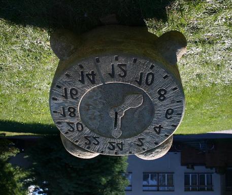 v Hradci Králové [E31]. Sluneční hodiny se většinou umisťují na jižní stěny budov, číselníky ukazující místní pravý sluneční čas jsou pak vypočítány pro konkrétní místo a konkrétní konstrukci.