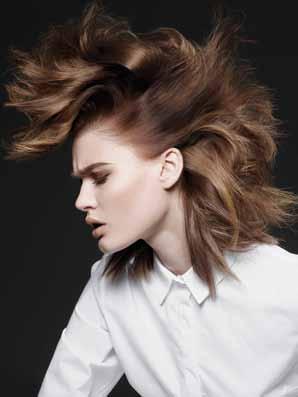 silnou fixací SUPER HOLD HAIRSPRAY, 500 ml maximální kontrola i těch