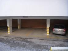 bezpečného garážového stání v centru města - stání je ukryto v