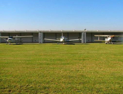 Dispozice hangáru: 400 m 2, výška 7 m, dále je zde umístěna místnost o výměře 20 m 2 a dva přilehlé skladovací prostory o výměře
