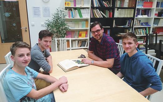 Konkrétně vyučuji matematiku, informatiku a předmět Člověk a svět práce, což jsou klasické pracáky. A v té druhé části se starám o to, aby škola fungovala tak, jak má.