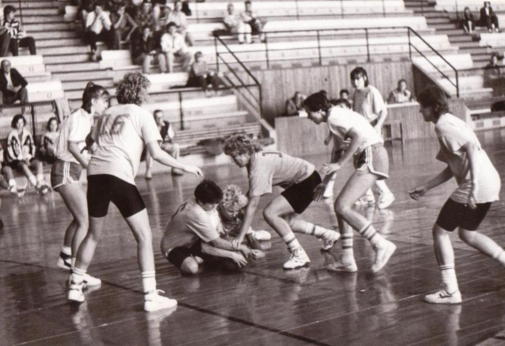 Praha (74:49) a Aritmu Praha (72:38), muži sbírali jednu výhru za druhou a tak porazili jak ČB (94:68), tak Elán Praha (95:71). Při výjezdu na sever Čech se jim ale nedařilo a přivezli si dvě porážky.