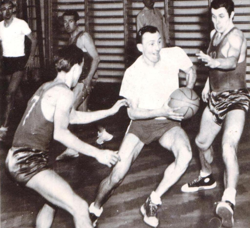 Na začátku sezóny se muži Spartaku Strakonice střetli s Duklou Dejvice a prohráli na úvod 67:86. Obrana v zápase byla mizerná, souhra nebyla vůbec žádná. Prohráli jsme zaslouženě.