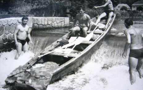 7.4 Strakonický klub 1970-1980 Letní příprava začíná nečekaně výletem na lodích po Lužnici. Tento výlet měl sloužit, spíš než jako těžká fyzická příprava, k ucelení party.