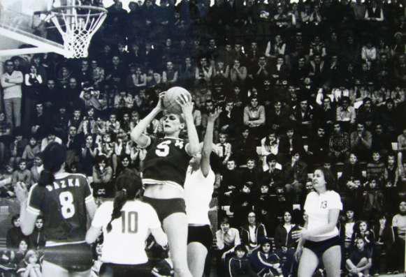 Obr. 14 První zápas v nové sportovní hale Sezóna byla v plném proudu, ale ženy A hrály poprvé v nové hale. Sehrály zde dvě víkendová utkání, z nichž vyhrály ale pouze jedno.