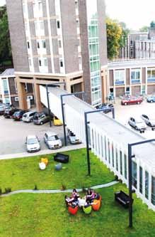 pracovní stáž v přestížních firmách v Holandsku a ve světě Malý počet studentů ve třídách
