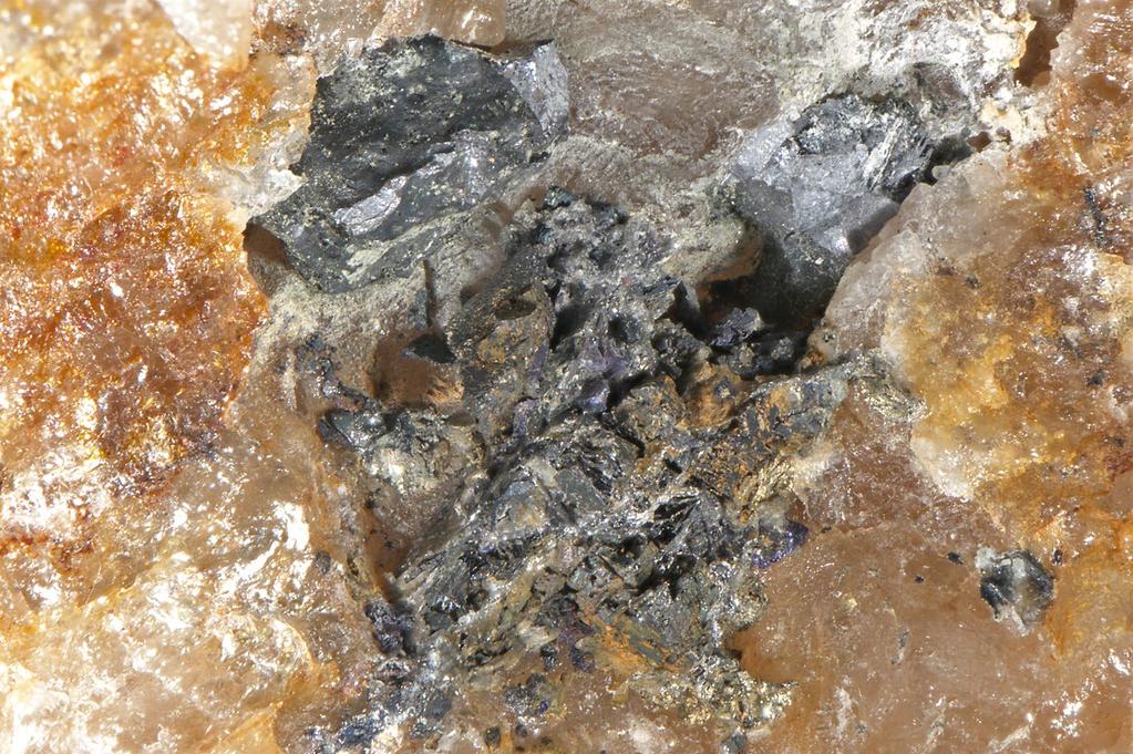 Bull. mineral.-petrolog. Odd. Nár. Muz. (Praha) 24, 1, 2016. ISSN 1211-0329 (print); 1804-6495 (online) 123 při bázi přepočtů na 2 apfu P+As+Si (obr.